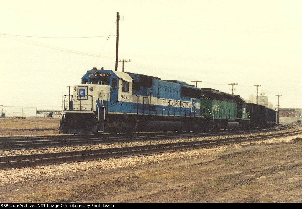 Westbound coal train approaches the yard